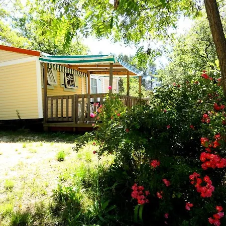 Ferienpark La Colline Des Ocres Village De 3 Etoiles Apt